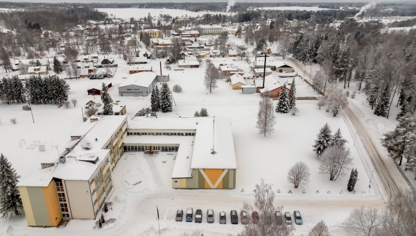 Vastseliina gümnaasiumiga paralleelselt kulgev Petseri tänav oli eeldatavasti kurikaelte sõiduki parkimiskohaks. Taluhoovis käidi jalgsi ning lohistati enda järel kelku, et kanistrid sinna peale asetada ja seejärel saagiga sõiduki juurde tagasi suunduda. Foto: AIGAR NAGEL
